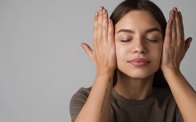 FACE YOGA – TERMÉSZETES ÉS SZÓRAKOZTATÓ FIATALÍTÓ MÓDSZER