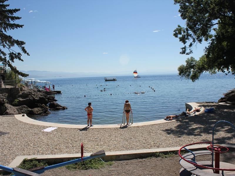 Opatijska plaža Škrbići za tiste, ki uživajo v senci 